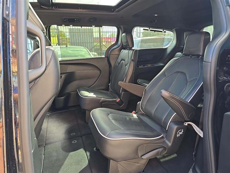 used 2025 Chrysler Pacifica car, priced at $31,999