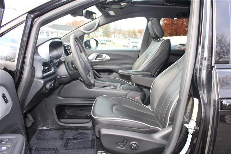 used 2025 Chrysler Pacifica car, priced at $31,999