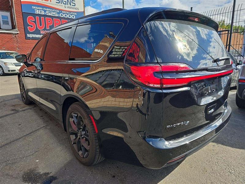 used 2025 Chrysler Pacifica car, priced at $31,999