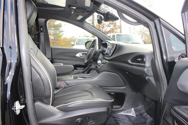 used 2025 Chrysler Pacifica car, priced at $31,999