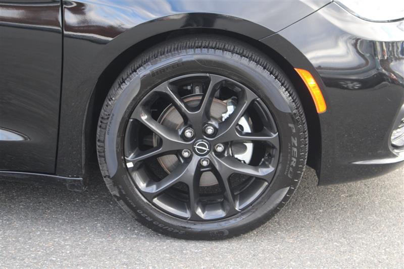 used 2025 Chrysler Pacifica car, priced at $31,999