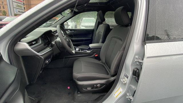 new 2025 Jeep Grand Cherokee car, priced at $44,595