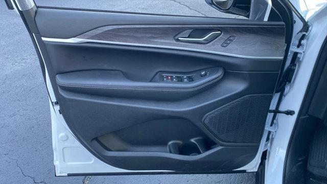 new 2025 Jeep Grand Cherokee car, priced at $43,590