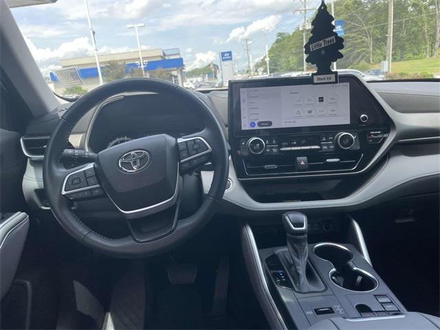 used 2023 Toyota Highlander car, priced at $37,250
