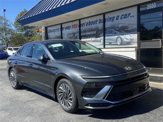 new 2025 Hyundai Sonata Hybrid car, priced at $30,928