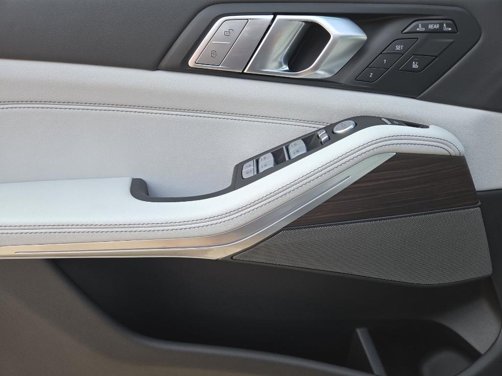 new 2026 BMW X7 car, priced at $91,275