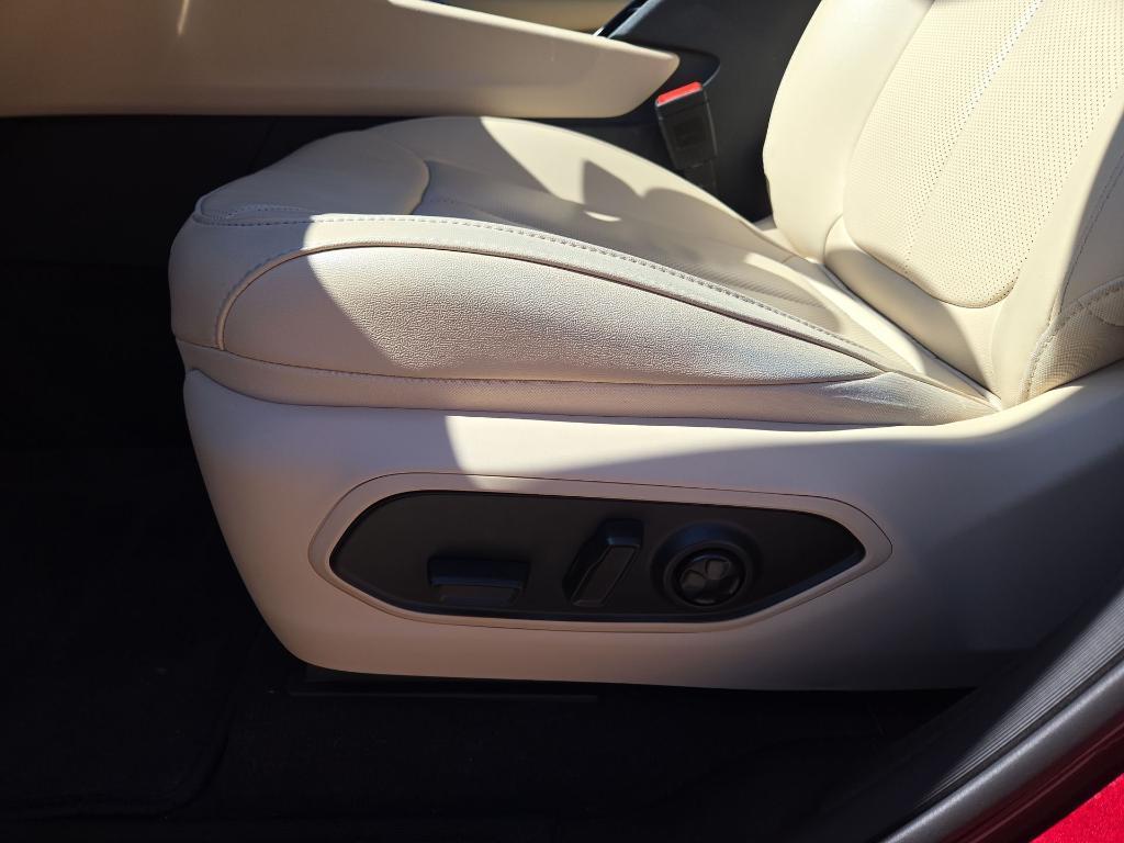 used 2024 Jeep Grand Cherokee car, priced at $37,991