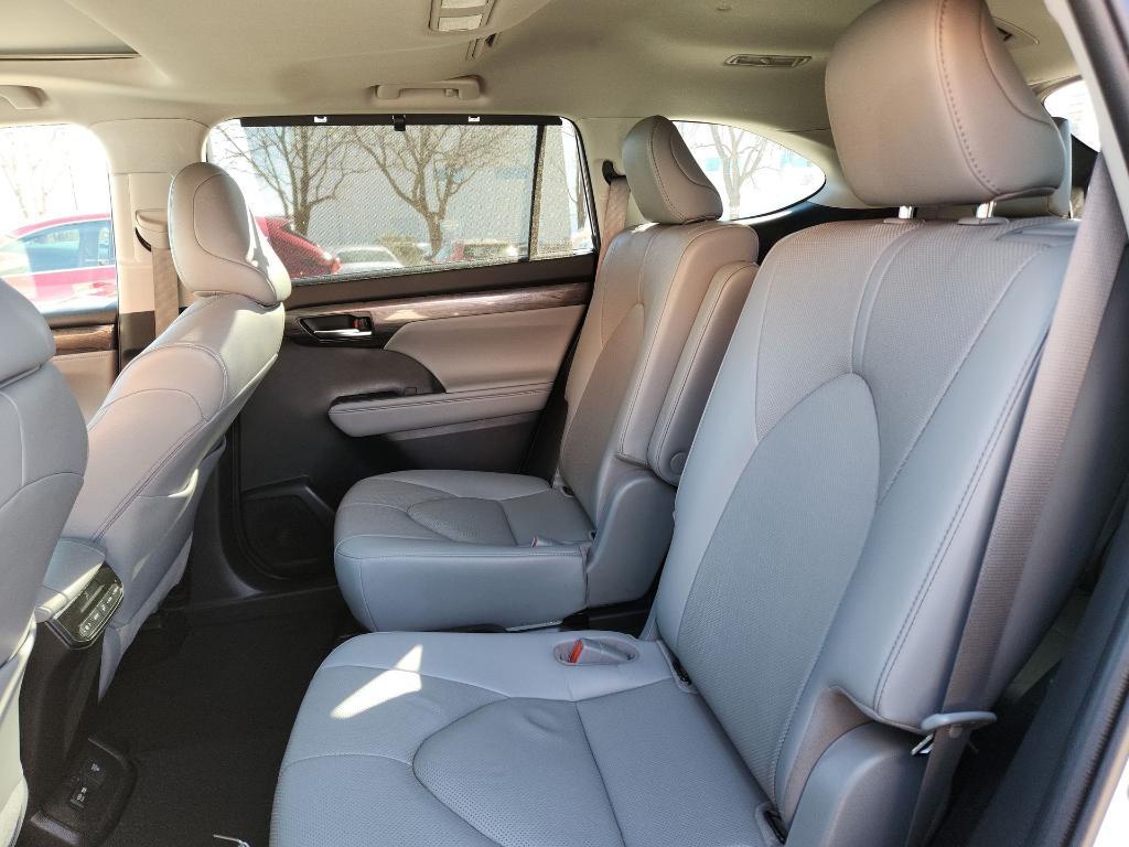 used 2020 Toyota Highlander car, priced at $34,494