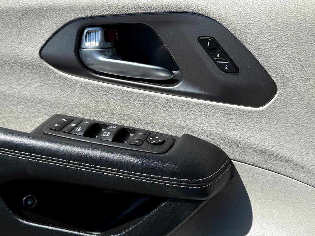 used 2023 Chrysler Pacifica Hybrid car, priced at $30,941