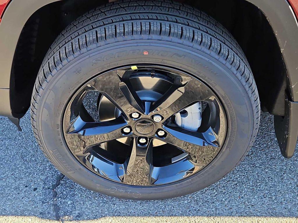 new 2025 Jeep Grand Cherokee car, priced at $45,910