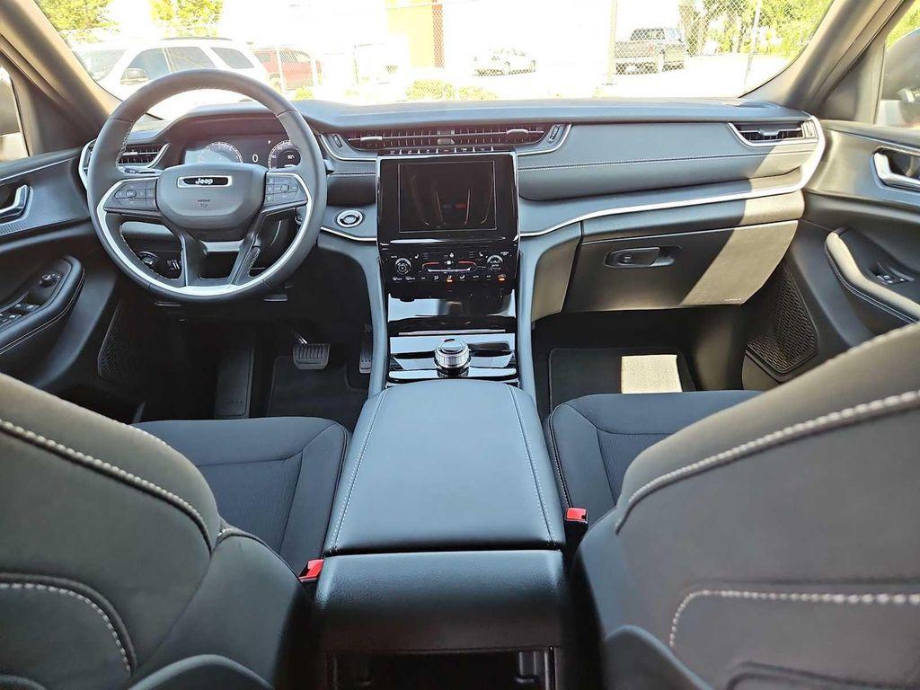 new 2025 Jeep Grand Cherokee car, priced at $40,670