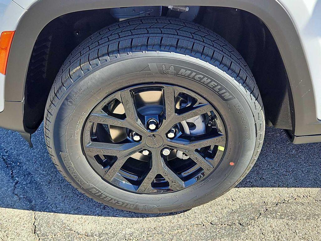 new 2025 Jeep Grand Cherokee car, priced at $39,885