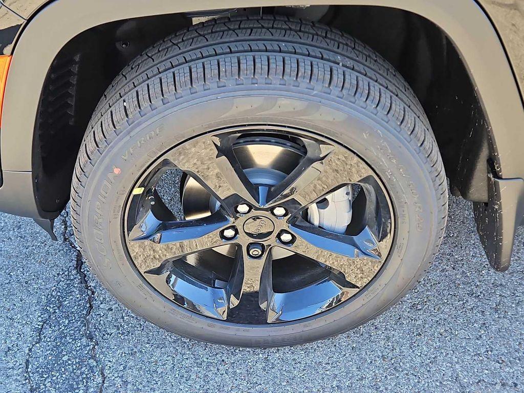 new 2025 Jeep Grand Cherokee car, priced at $43,395