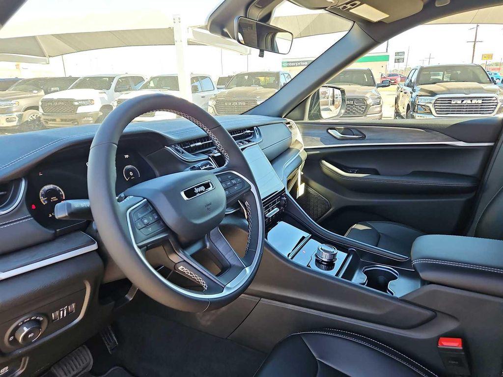 new 2025 Jeep Grand Cherokee car, priced at $43,395