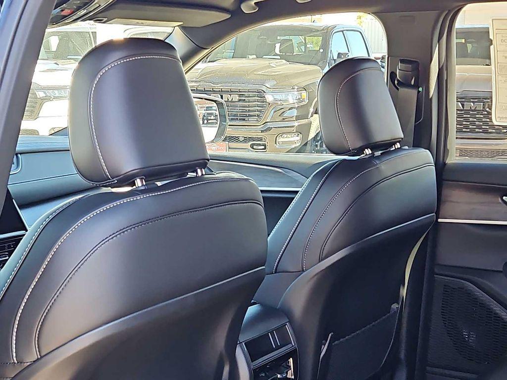 new 2025 Jeep Grand Cherokee car, priced at $43,395