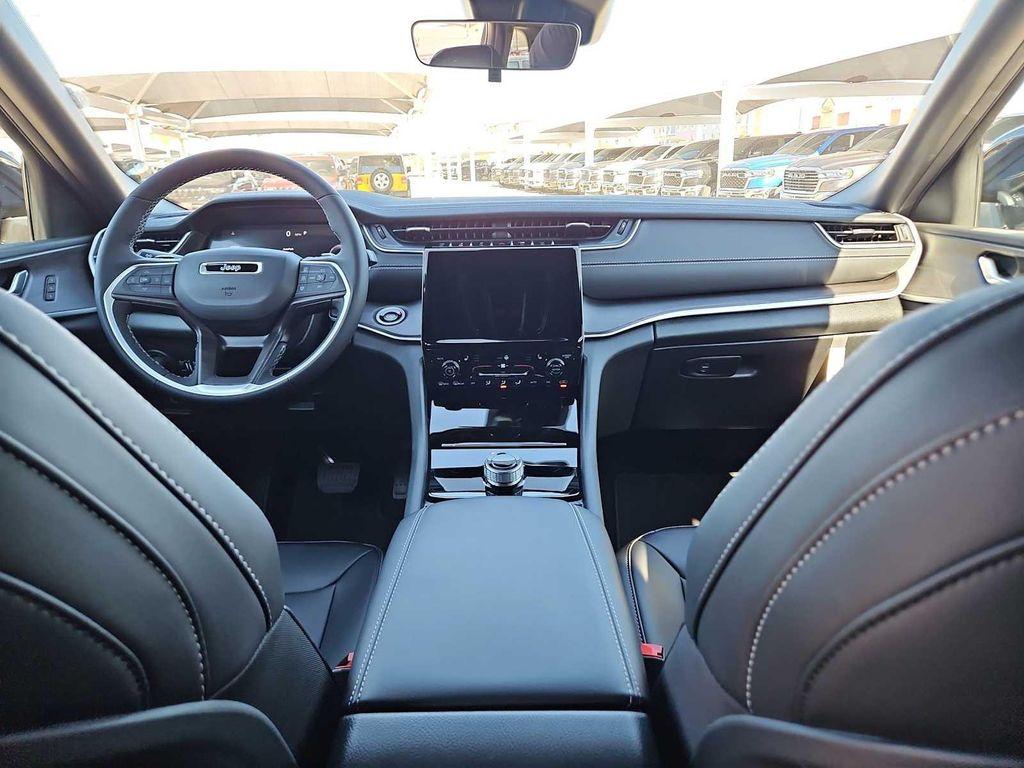 new 2025 Jeep Grand Cherokee car, priced at $43,395