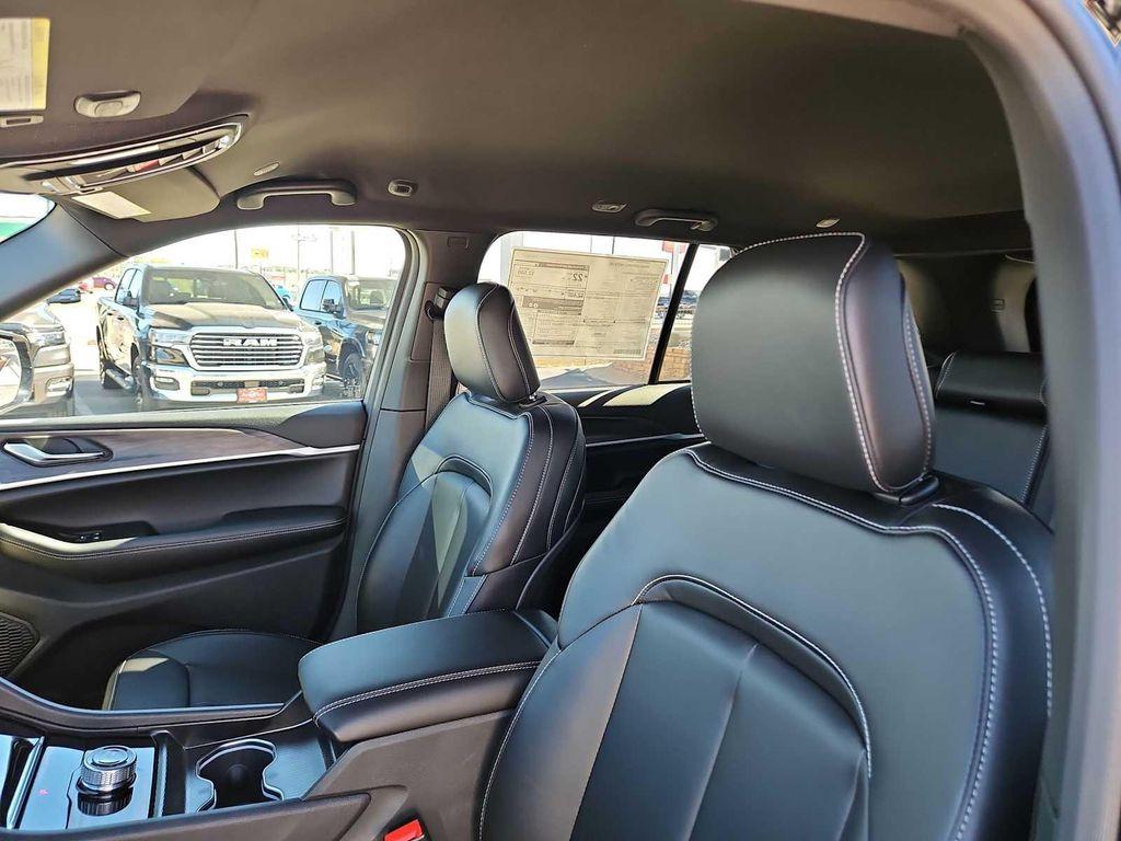 new 2025 Jeep Grand Cherokee car, priced at $43,395