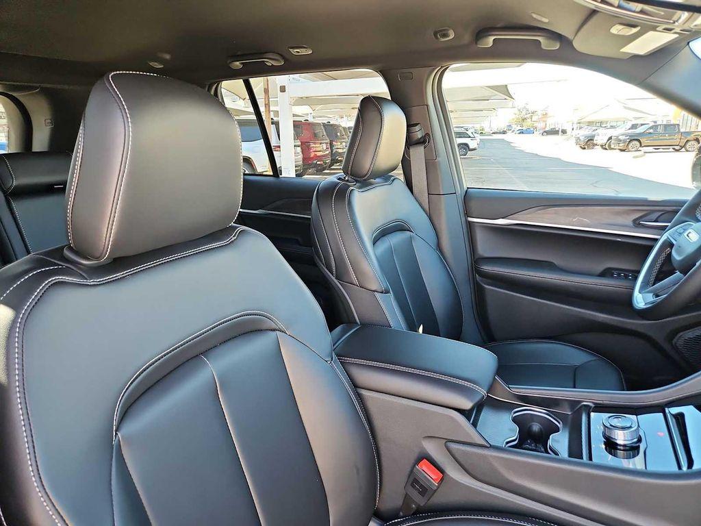 new 2025 Jeep Grand Cherokee car, priced at $43,395