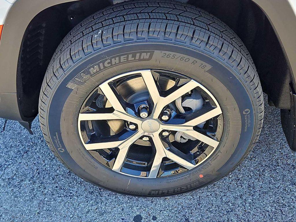 new 2025 Jeep Grand Cherokee car, priced at $40,590