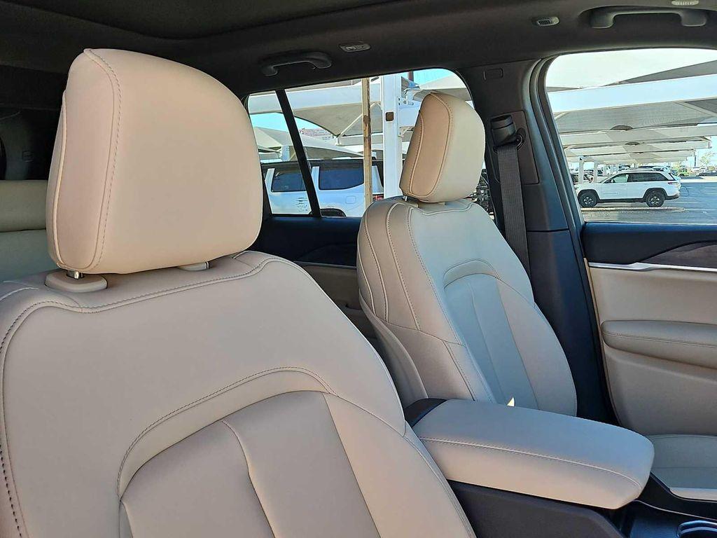 new 2025 Jeep Grand Cherokee car, priced at $40,590