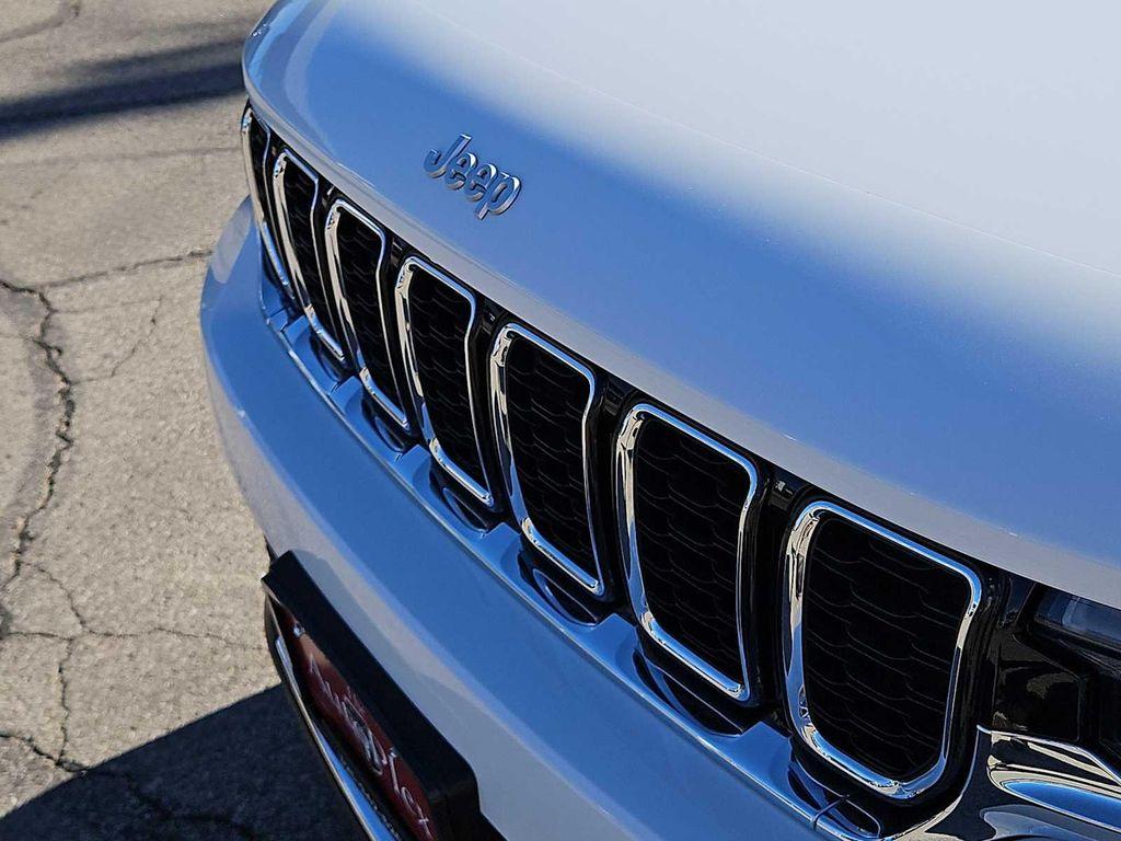 new 2025 Jeep Grand Cherokee car, priced at $40,590
