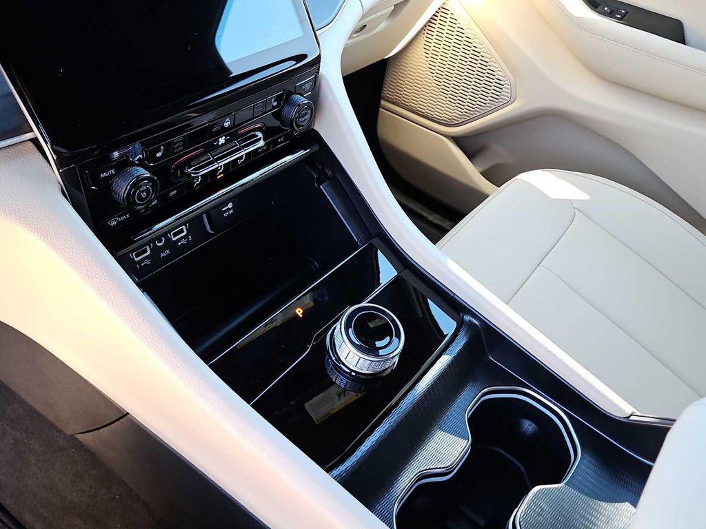 new 2025 Jeep Grand Cherokee car, priced at $40,590