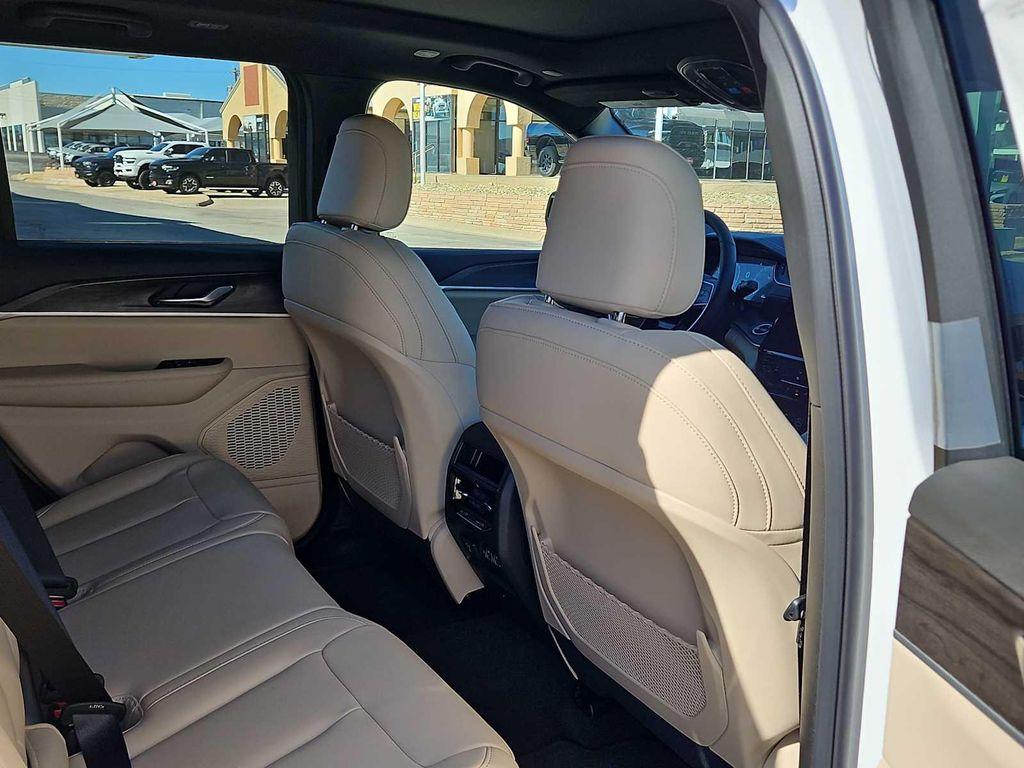 new 2025 Jeep Grand Cherokee car, priced at $40,590