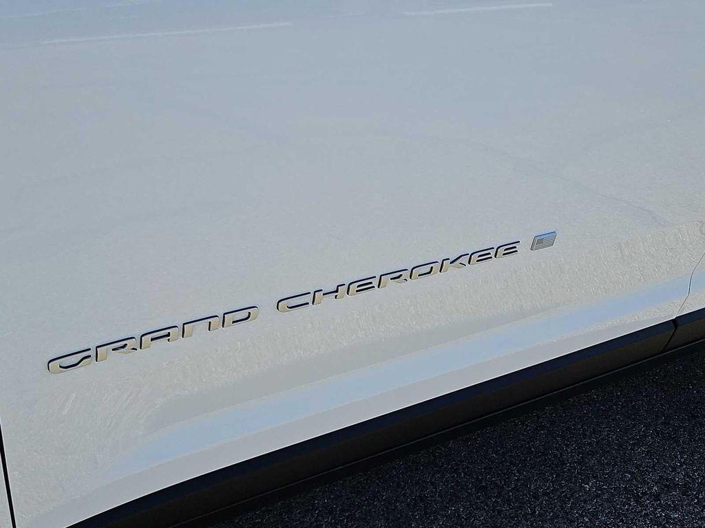 new 2025 Jeep Grand Cherokee car, priced at $40,590