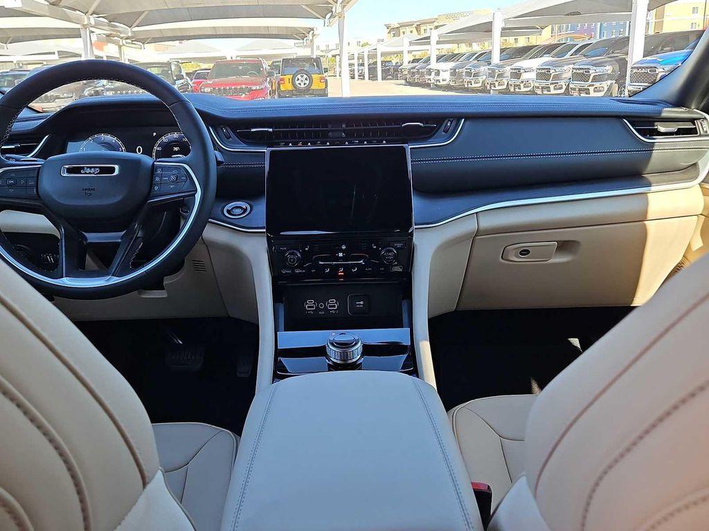 new 2025 Jeep Grand Cherokee car, priced at $40,590