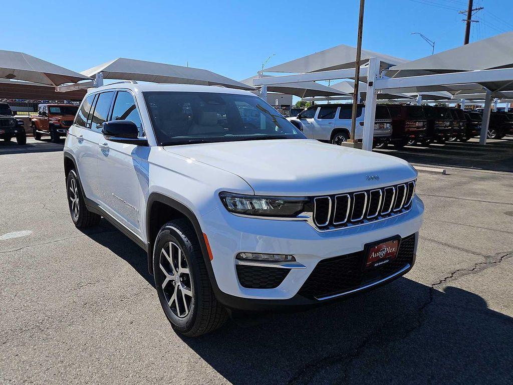 new 2025 Jeep Grand Cherokee car, priced at $40,590