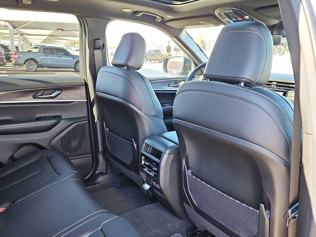 new 2025 Jeep Grand Cherokee car, priced at $45,910