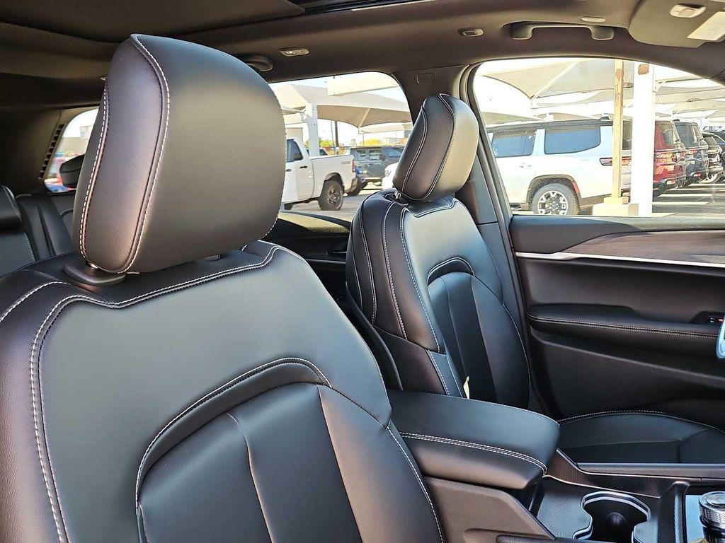 new 2025 Jeep Grand Cherokee car, priced at $45,910