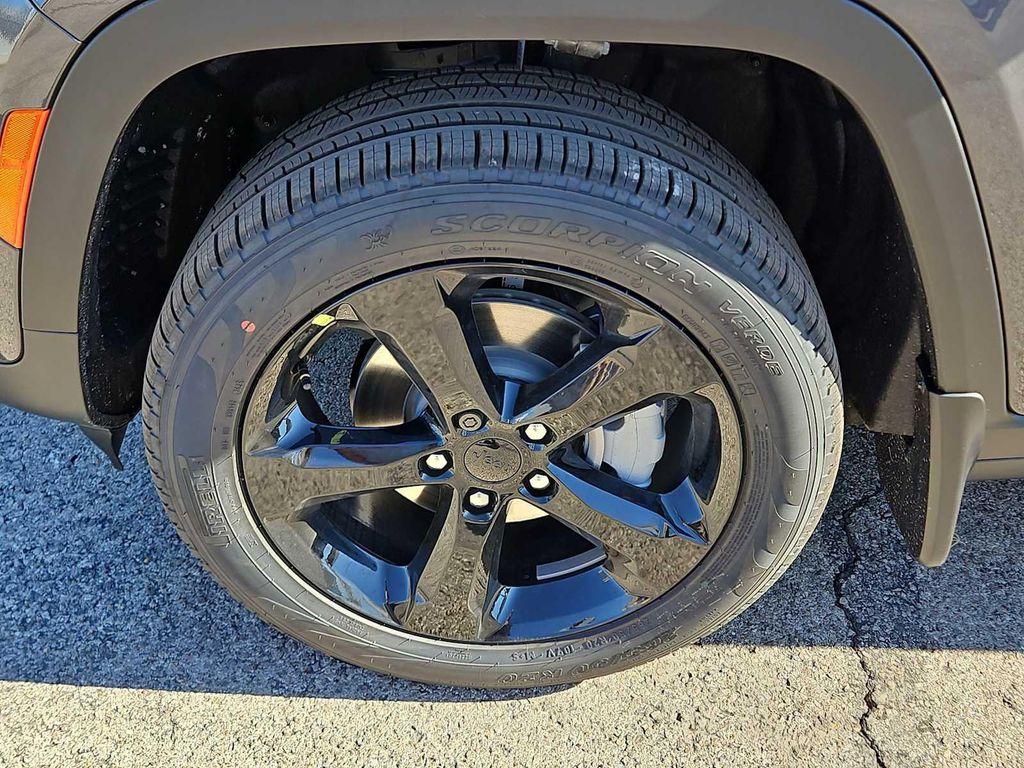 new 2025 Jeep Grand Cherokee car, priced at $45,910