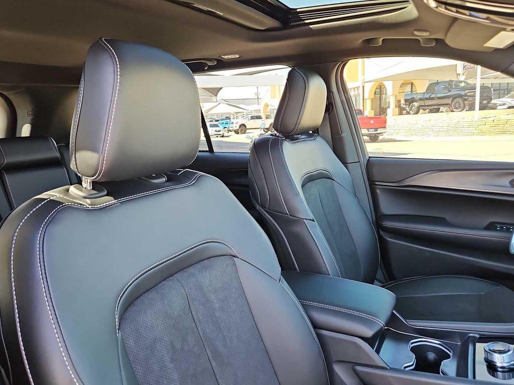 new 2025 Jeep Grand Cherokee car, priced at $40,905