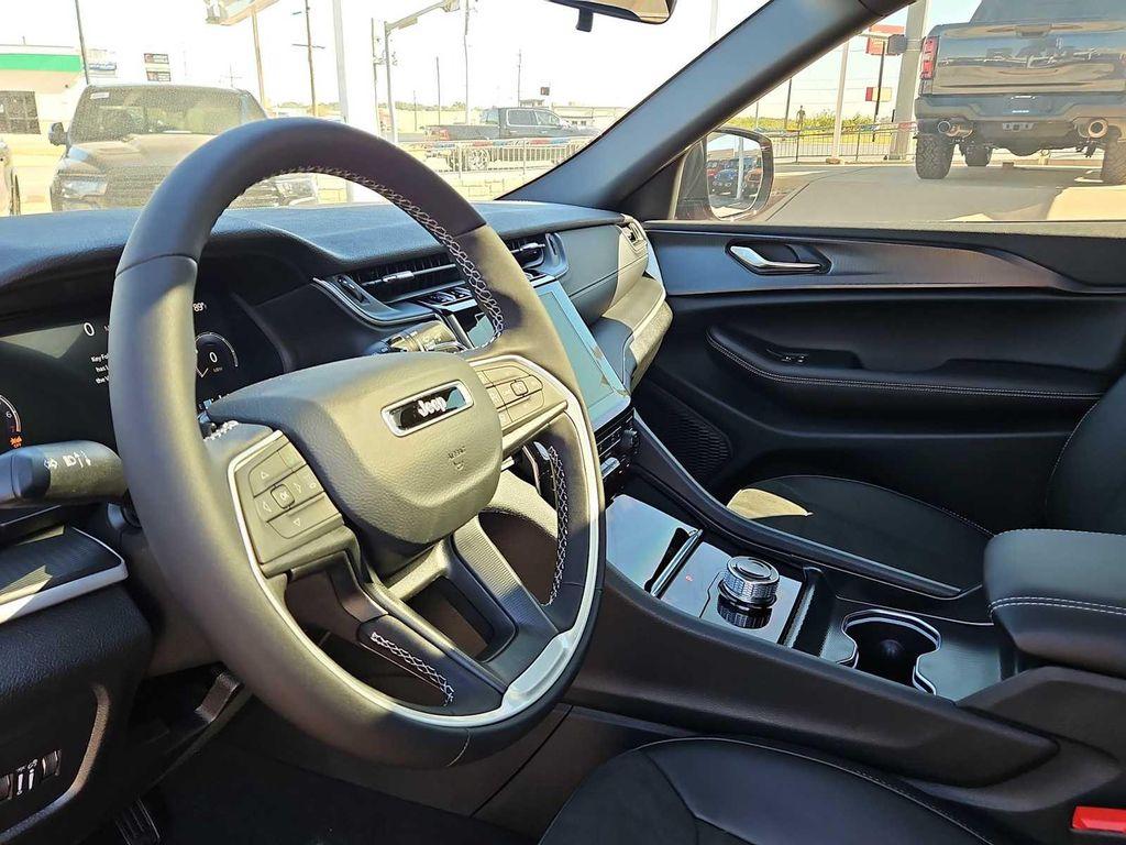 new 2025 Jeep Grand Cherokee car, priced at $40,905
