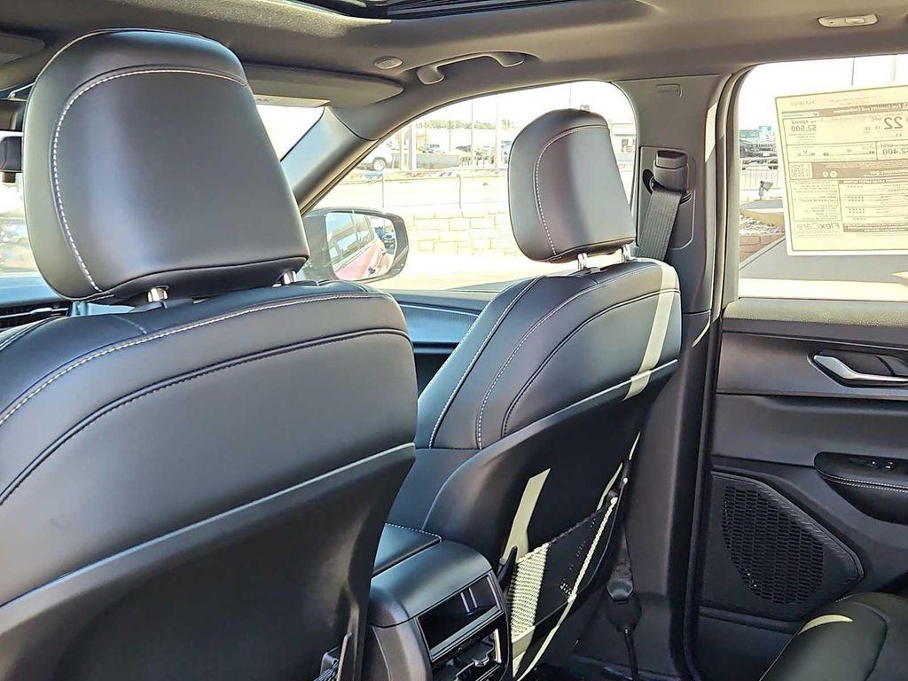 new 2025 Jeep Grand Cherokee car, priced at $40,905