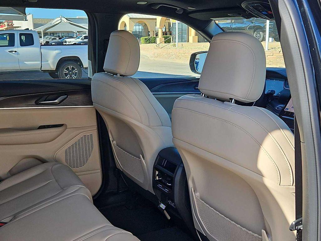 new 2025 Jeep Grand Cherokee car, priced at $43,185