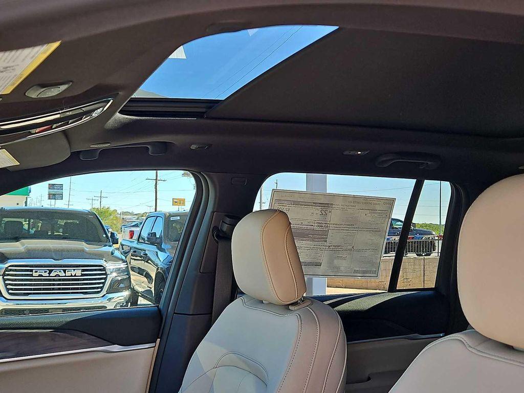 new 2025 Jeep Grand Cherokee car, priced at $43,185