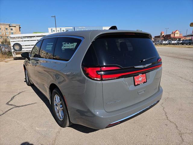 new 2025 Chrysler Pacifica car, priced at $44,640