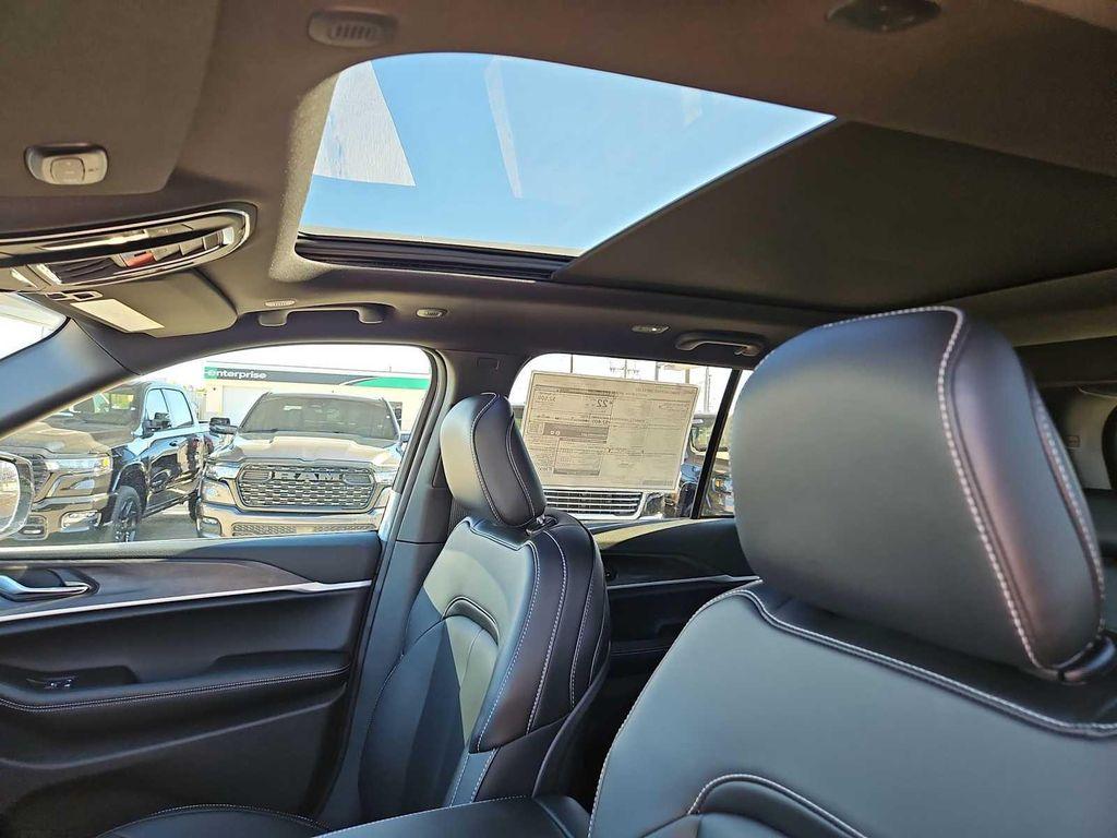 new 2025 Jeep Grand Cherokee car, priced at $45,910