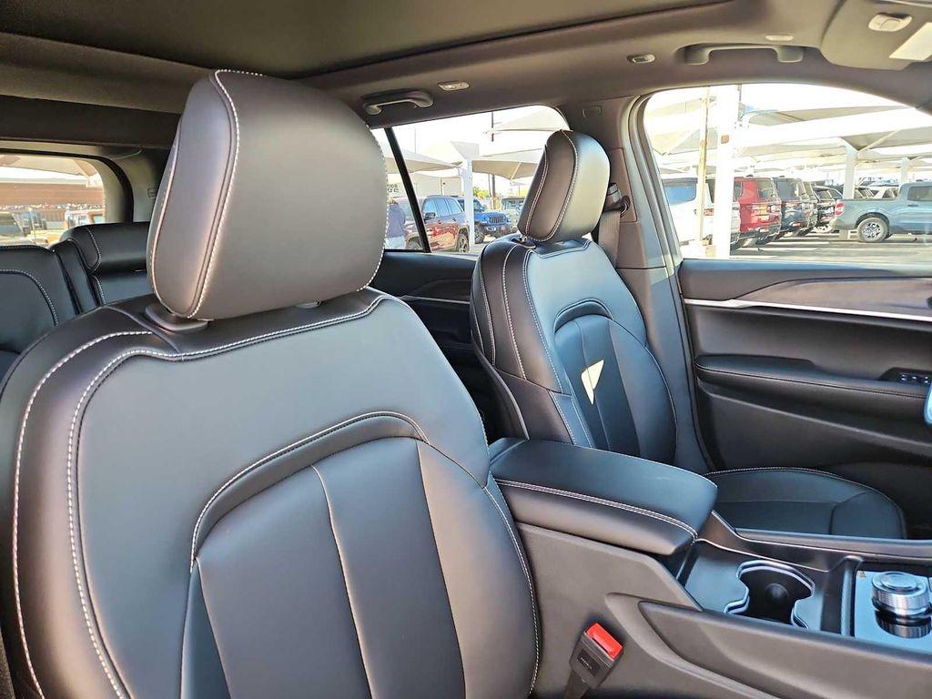 new 2025 Jeep Grand Cherokee car, priced at $45,910