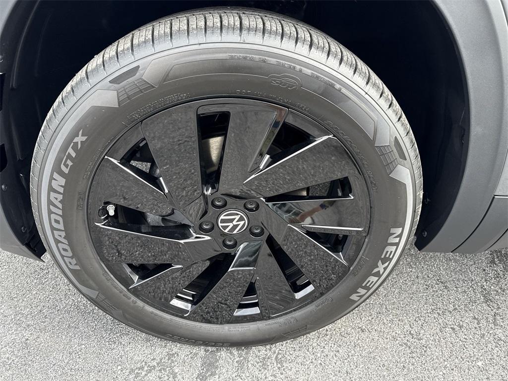 new 2025 Volkswagen Atlas car, priced at $49,282