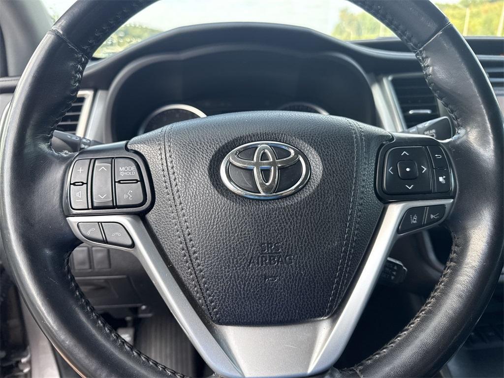 used 2019 Toyota Highlander car, priced at $28,900