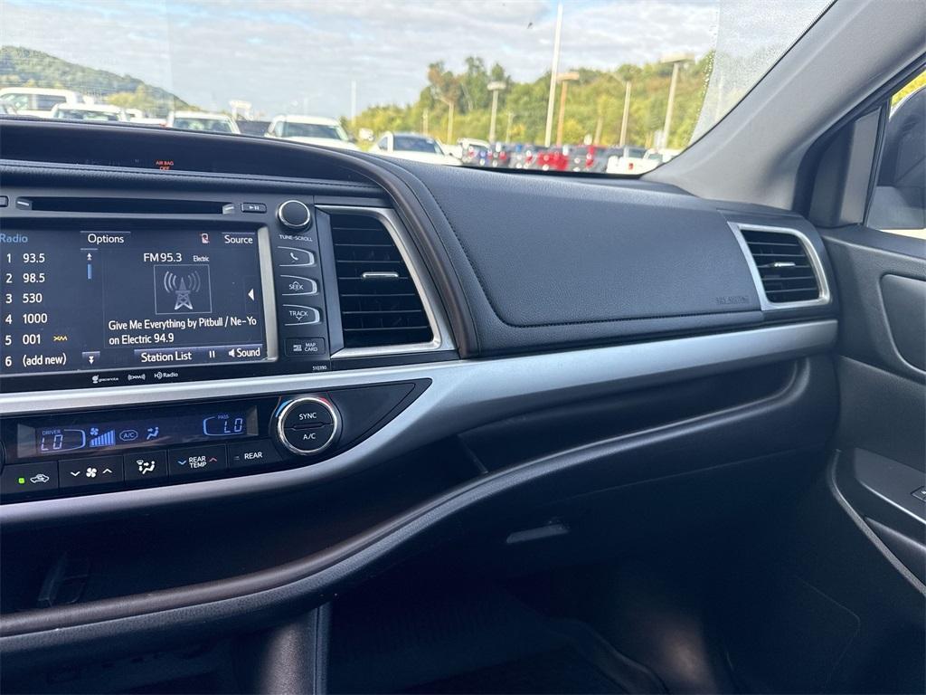 used 2019 Toyota Highlander car, priced at $28,900
