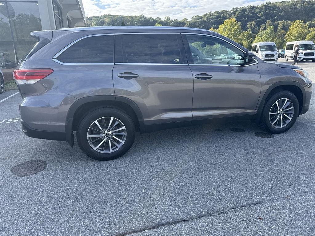 used 2019 Toyota Highlander car, priced at $28,900