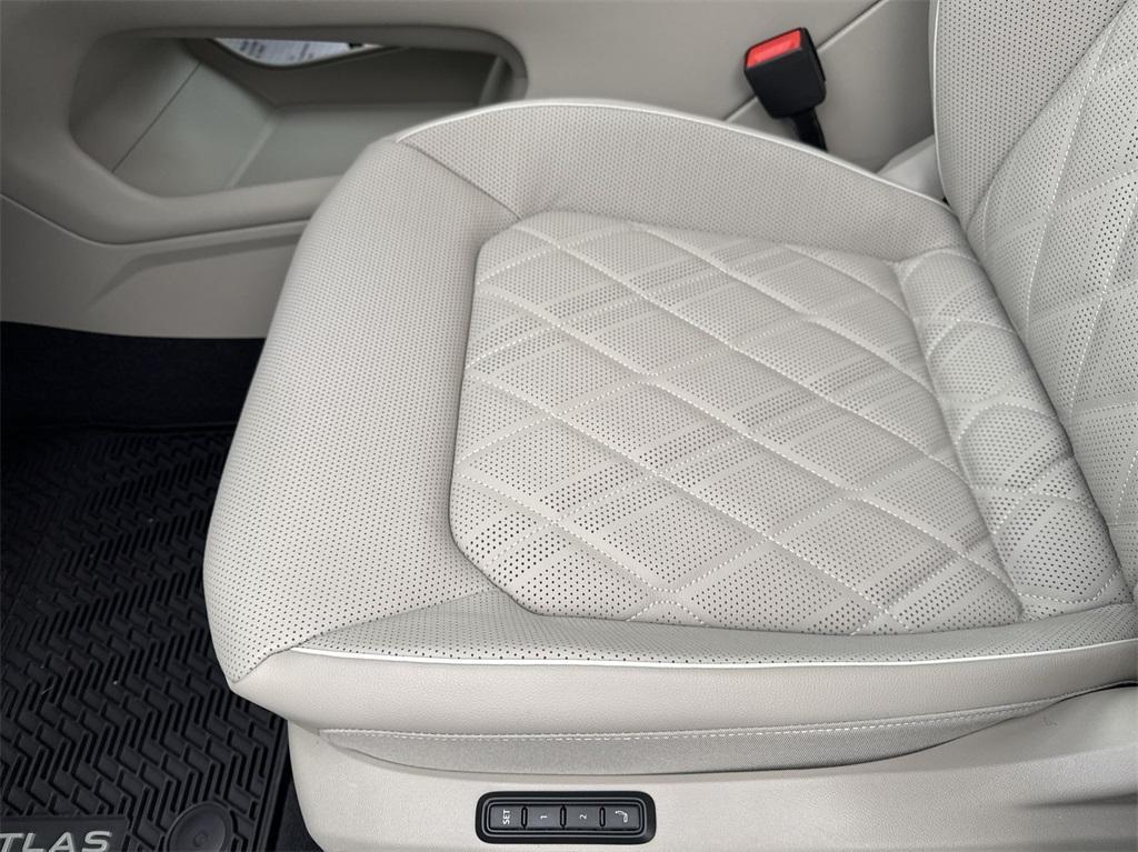 new 2025 Volkswagen Atlas car, priced at $56,015