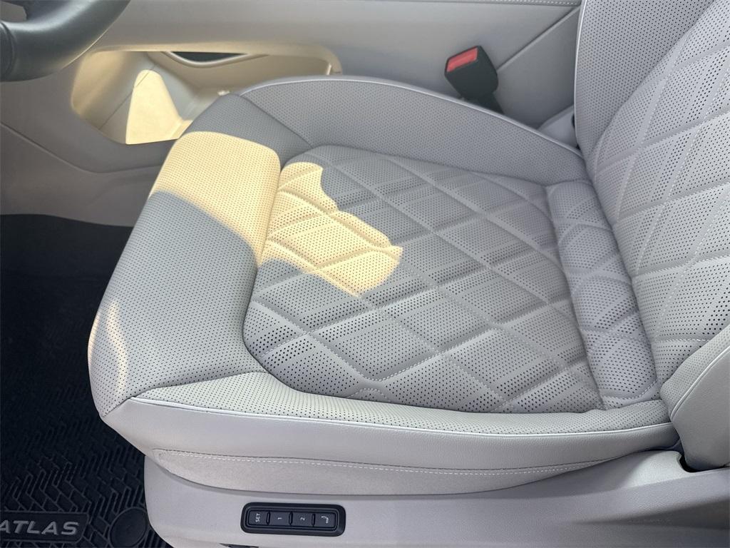 new 2025 Volkswagen Atlas car, priced at $56,125