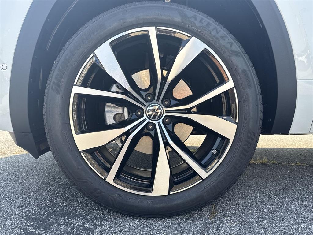 new 2025 Volkswagen Atlas car, priced at $56,125