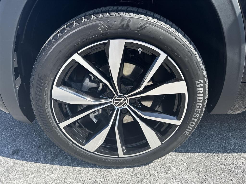 new 2025 Volkswagen Atlas car, priced at $55,668