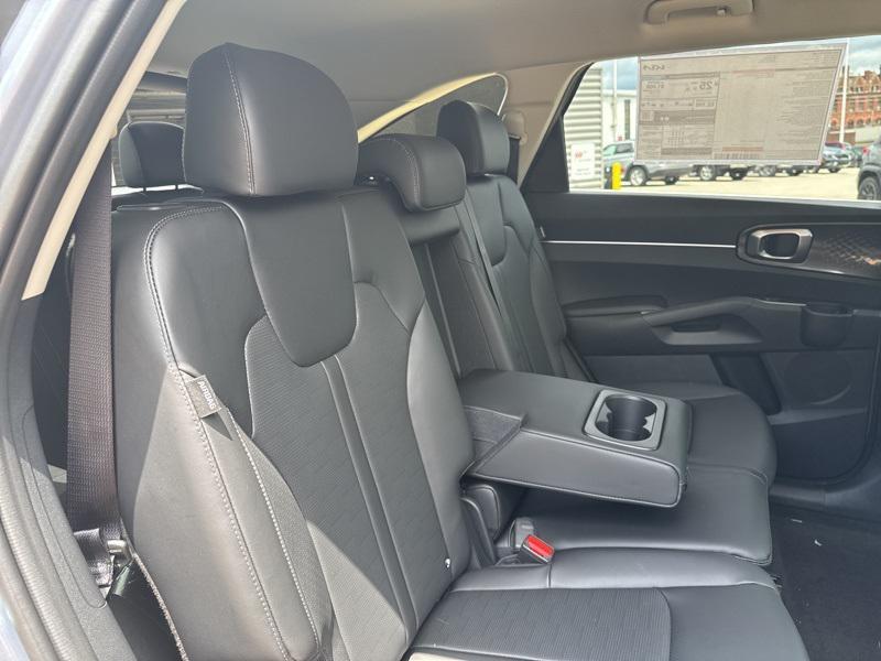 new 2025 Kia Sorento car, priced at $34,132